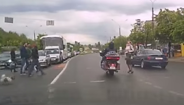 мотоциклист чуть не проехался по пешеходам